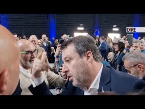 Salvini infastidito dalla musica: «Mettete qualcosa di diverso, questa è da ricovero»
