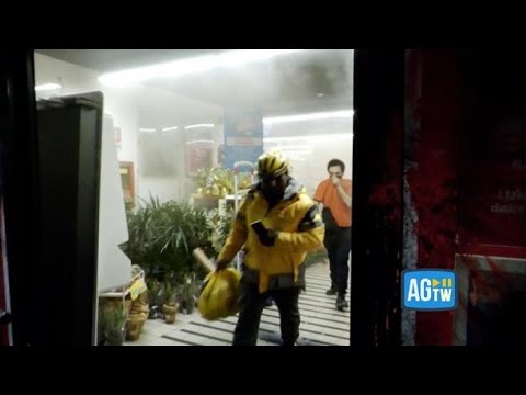 Roma, tensione al corteo antagonista: assaltato supermercato