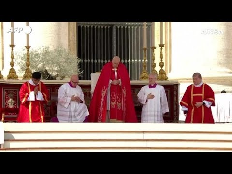Il Papa in piedi e in silenzio: non legge l’omelia e la piazza resta in attesa