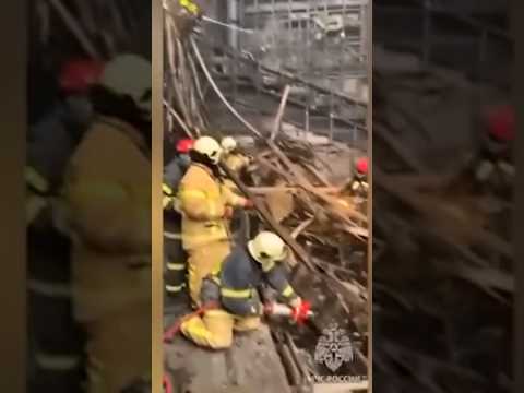 Mosca, i soccorritori scavano tra le macerie del teatro distrutto dall’attentato #shorts #news