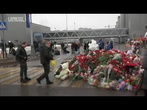 Mosca, continua l’omaggio dei cittadini fuori dalla Crocus City Hall