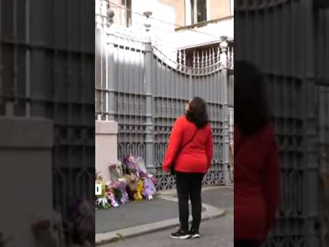 Roma, fiori davanti all’ambasciata russa dopo l’attentato a Mosca #shorts #news