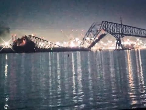 Il video del ponte crollato a Baltimora: il momento in cui una nave lo urta e la struttura crolla