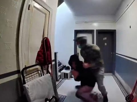 La aspetta davanti a casa per rapirla: salvata dall’intervento della mamma