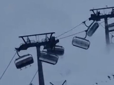 Cervinia, la seggiovia ondeggia paurosamente sotto le raffiche di vento