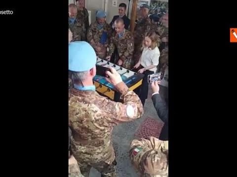 Meloni in Libano gioca a biliardino con i militari italiani