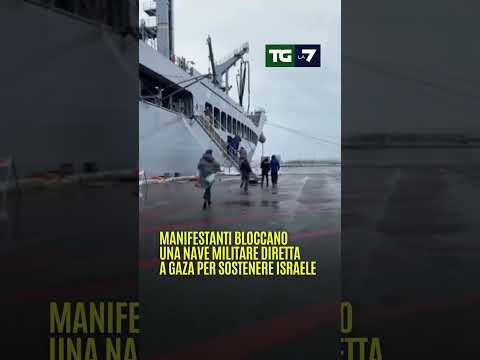 Manifestanti bloccano una nave militare diretta a #Gaza per sostenere #Israele