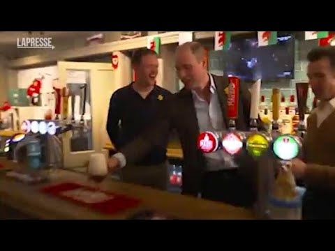 Galles, principe William spilla birre in un pub di Wrexham