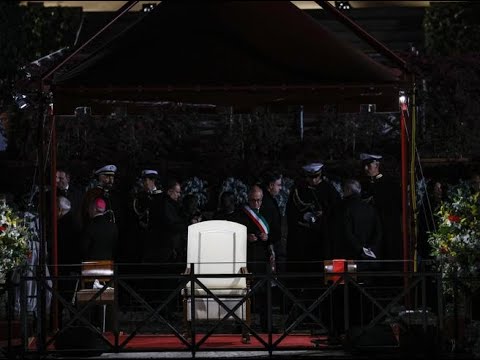 Via Crucis senza Papa, l’inutile attesa dei fedeli