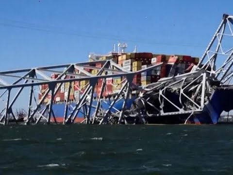 Le riprese ravvicinate del ponte crollato a Baltimora: il Francis Scott Key Bridge è un ammasso…
