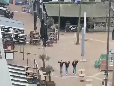 Liberati tre ostaggi a Ede: il video mentre si allontanano dal Petticoat Café