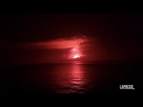 Il vulcano La Cumbre erutta: le spettacolari immagini dalle Galapagos