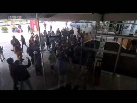 Proteste a Trento contro il disegno di legge ‘ammazza orsi’: spintoni tra manifestanti e polizia