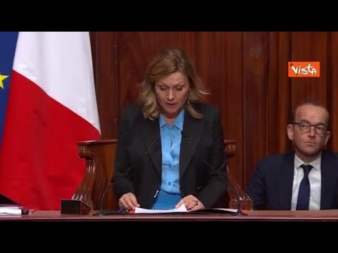 Il Parlamento francese approva l’aborto nella Costituzione: applausi e abbracci in Aula