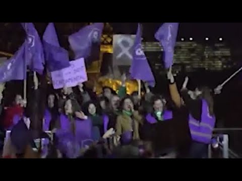 Francia, diritto all’aborto in Costituzione: festeggiamenti a Parigi