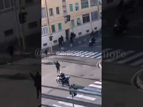 Livorno, un tifoso della Massese atterra un vigile con un calcio #shorts #news