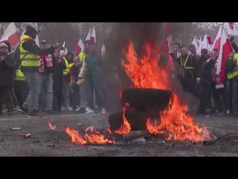 Polonia, violenta protesta degli agricoltori contro le politiche Ue
