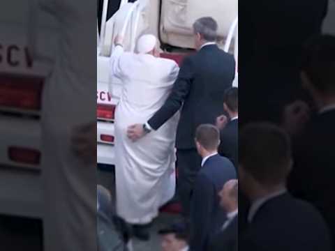 Papa Francesco non riesce a salire sulla papamobile a causa dei problemi di mobilità #shorts #news