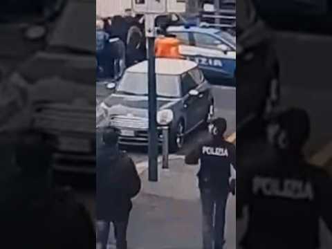 Torino, gli anarchici assaltano un’auto della Polizia per liberare un migrante #shorts #news