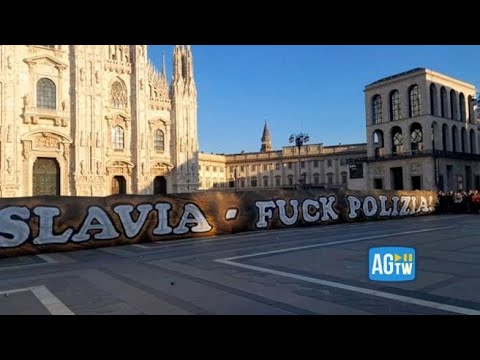 Marea di tifosi dello Slavia Praga in Piazza Duomo con lo striscione «Fuck Polizia»
