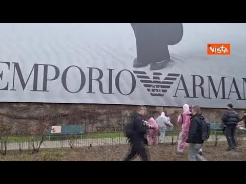 A Milano il corteo per l’8 marzo, vernice rossa lanciata sul maxi-cartellone di Armani