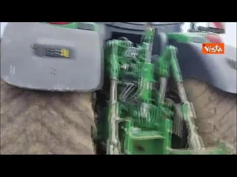 Una nonna sul trattore, grano, ulivi e un omaggio floreale. Ecco l’8 marzo delle donne Coldiretti