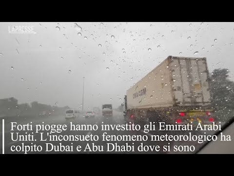 Emirati Arabi, forti piogge su Dubai: le strade allagate