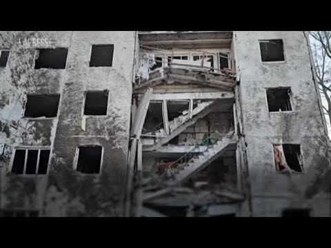 Ucraina, edificio residenziale sventrato da bomba russa a Kherson
