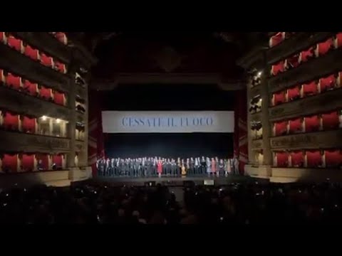 «Cessate il fuoco», il video dello striscione esposto al Teatro alla Scala di Milano