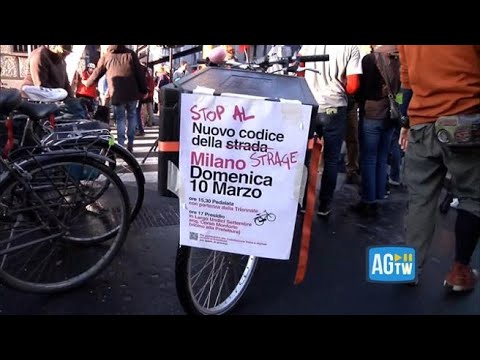 I ciclisti bloccano un incrocio a Milano contro la riforma del Codice della strada