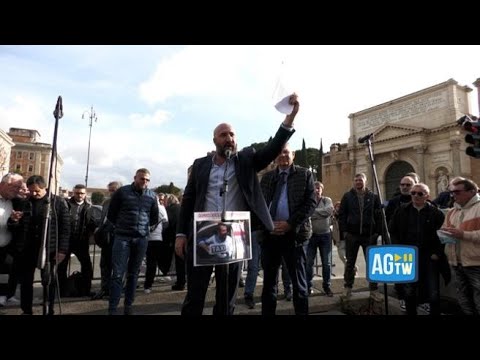 La protesta degli NCC: strappano il contratto e insultano Salvini. «Con questo ti ci pulisci…
