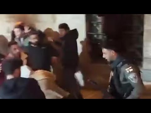 La polizia israeliana usa i manganelli per non fare entrare i palestinesi nella moschea di al…