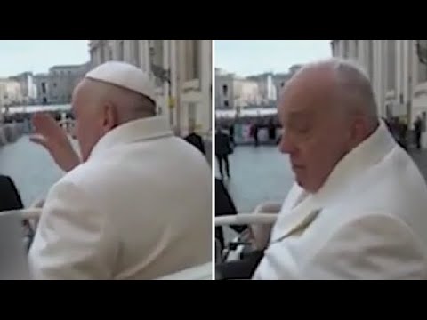 Una folata di vento soffia via la papalina dalla testa di papa Francesco