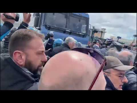 G7 Capri, tensioni tra manifestanti e forze dell’ordine al porto di Napoli