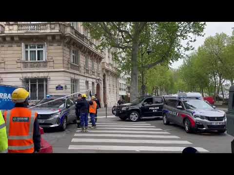 Parigi, uomo minaccia di farsi esplodere all’ambasciata iraniana. La polizia blocca il quartiere