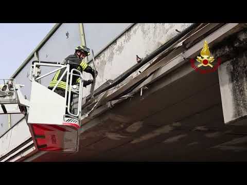 Autostrada A4, camion con gru danneggia un ponte a Vicenza