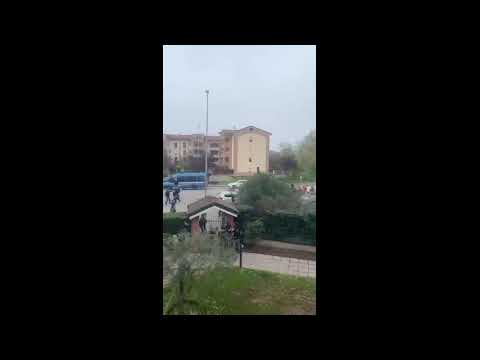 L’assalto degli ultrà del Monza al pullman dei tifosi del Napoli, poi gli scontri con la polizi…