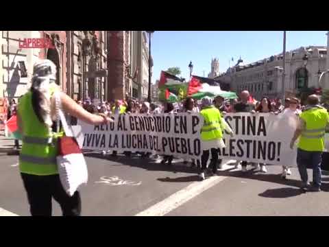 Gaza, a Madrid la protesta pro Palestina: spunta un enorme pallone aerostatico a forma di missile