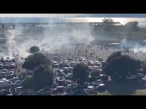 Scontri tra tifosi e polizia a Salerno prima della partita contro la Fiorentina