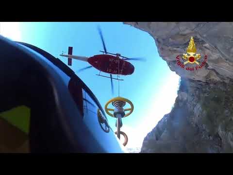 Alpinisti bloccati in parete, interviene l’elicottero: il salvataggio è spettacolare