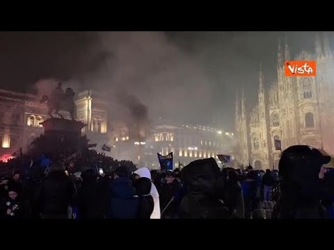 Inter Campione d’Italia, i festeggiamenti al Duomo di Milano tra cori, fumogeni e striscioni