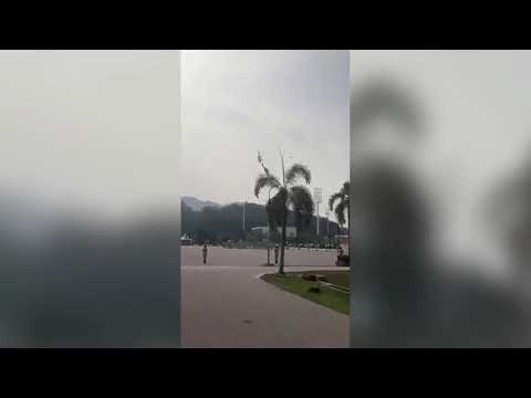 Scontro tra due elicotteri in volo in Malesia, le immagini drammatiche