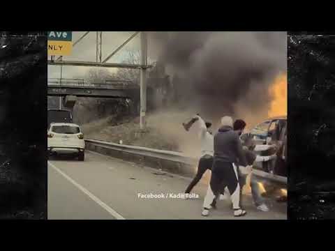 Intrappolato nell’auto in fiamme: i passanti lottano per salvarlo