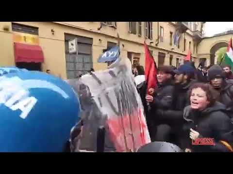 Torino, tensione tra studenti pro-Palestina e polizia. Due feriti