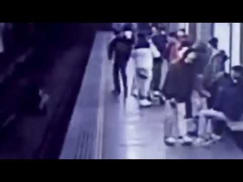 Milano, il momento in cui un uomo spinge ragazza su binari della metro: il video