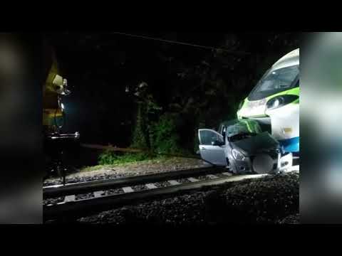 Auto travolta dal treno nel Bresciano, muore una cinquantenne