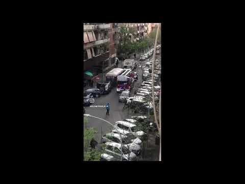 Roma, camion dei vigili del fuoco a sirene spiegate bloccato da auto in sosta selvaggia