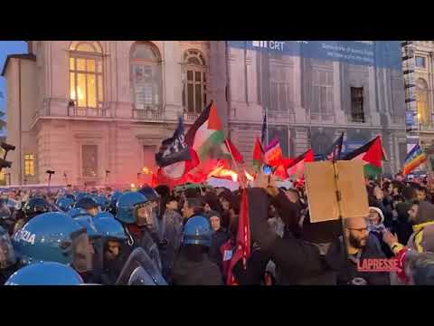 Tensioni alla fiaccolata per il 25 aprile a Torino con manifestanti pro-Palestina