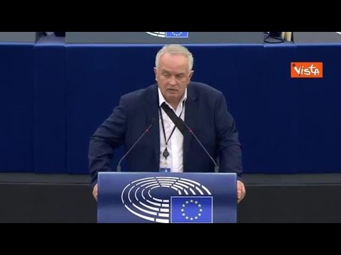 Eurodeputato libera una colomba per la pace durante il suo intervento al Parlamento Ue