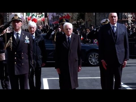 Mattarella accolto dagli applausi a Civitella in Val di Chiana per il 25 aprile